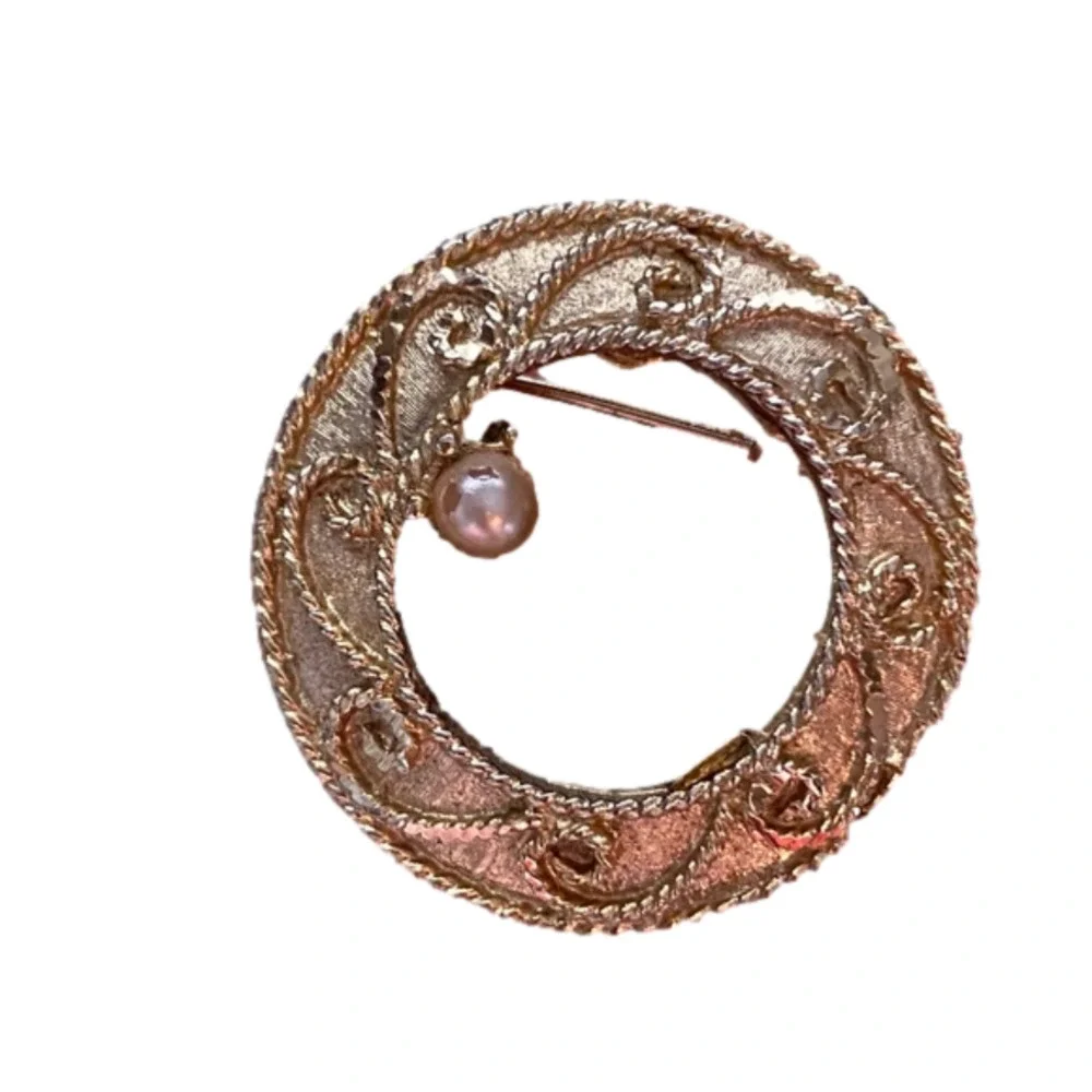 Vintage Mamselle Gold Etched Open circle pearl brooch 1”